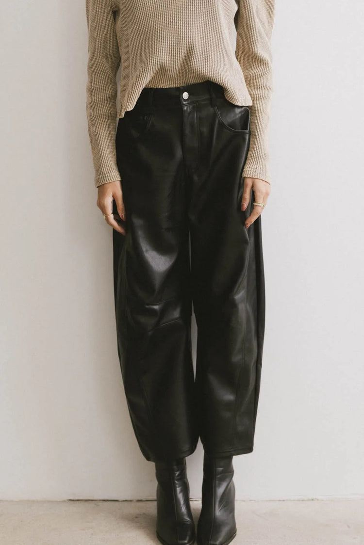 Barrel leather pants in black 