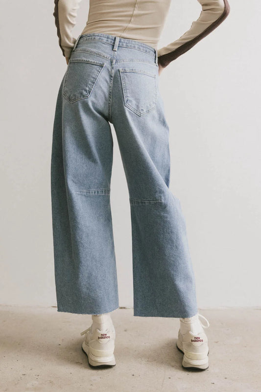 Two back pockets denim in light wash 