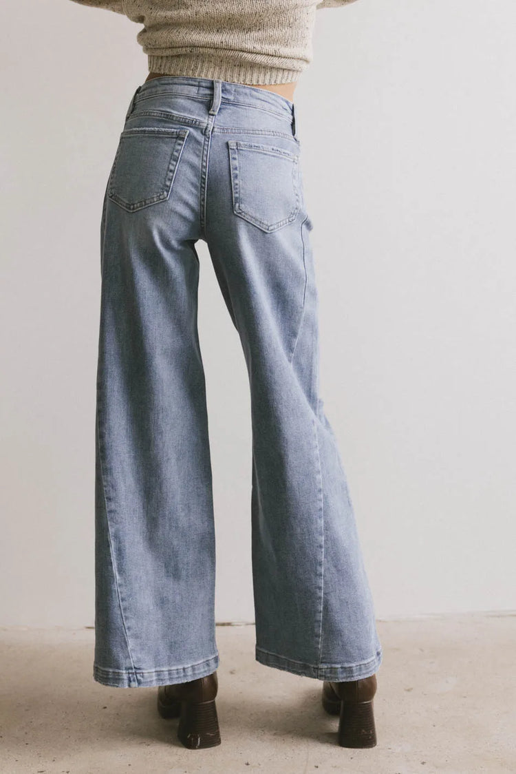 Two back pockets denim in light wash 