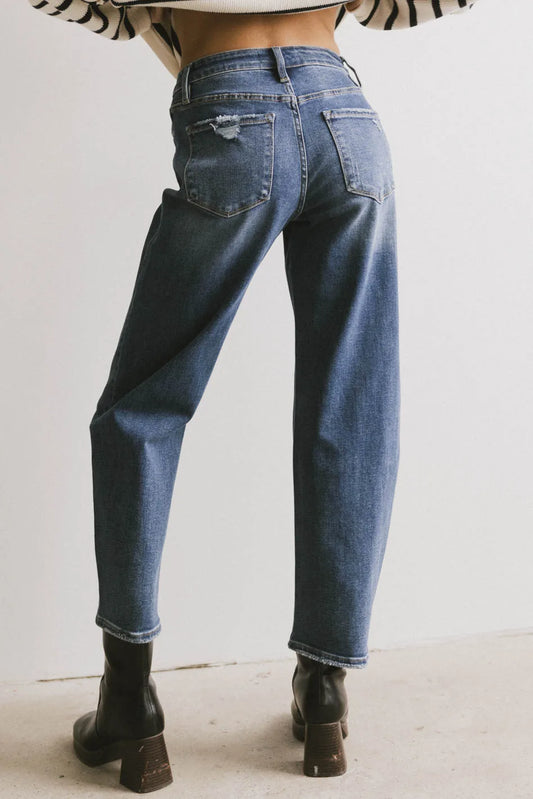 Two bacl pockets denim in dark wash 