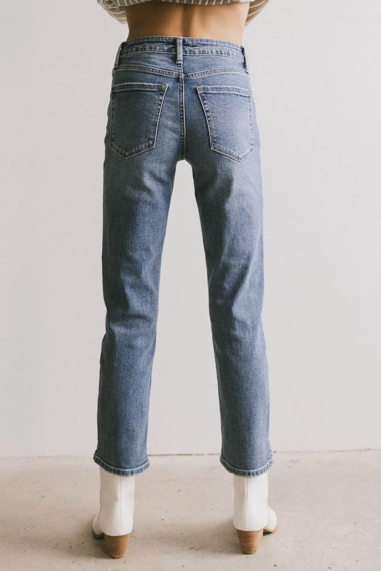 Straight legs denim in medium wash 