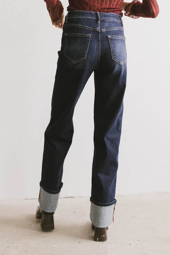 Two back pockets denim in dark wash 