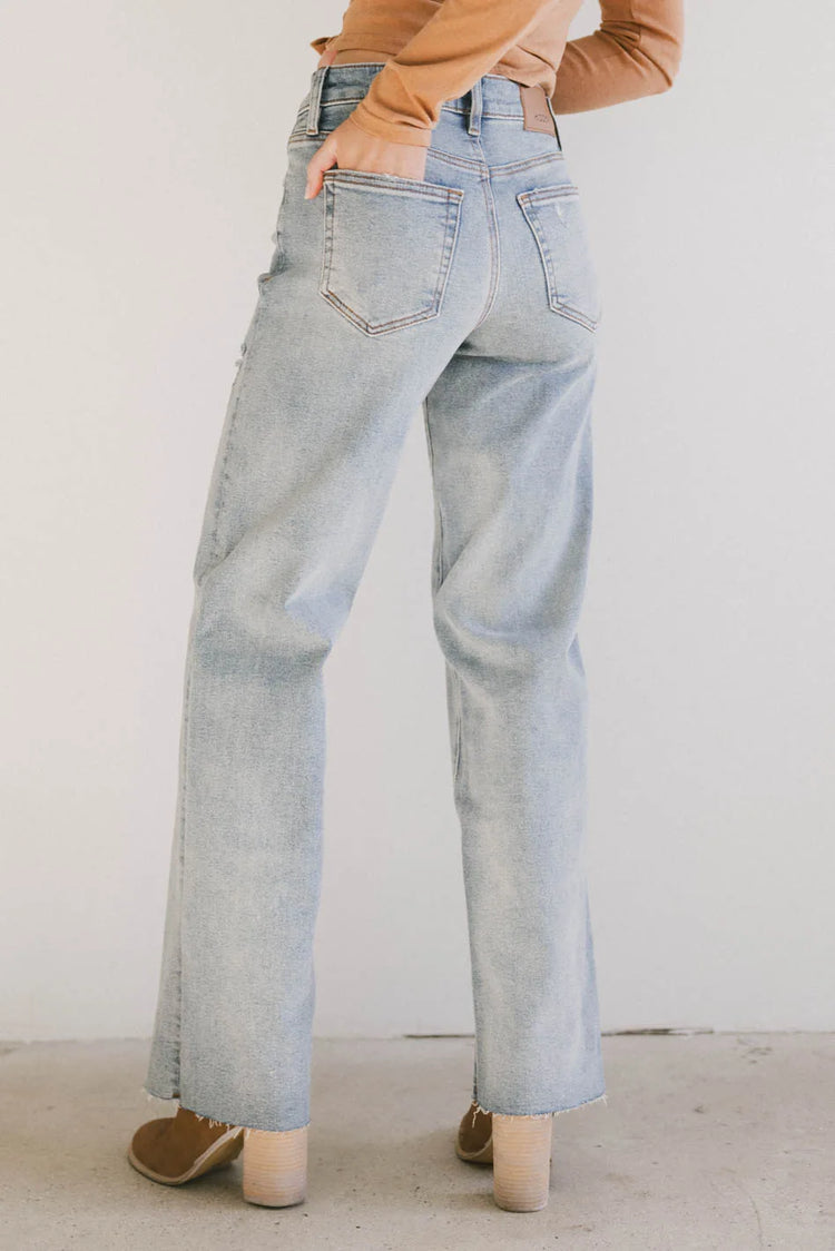 Two back pockets denim in light wash 