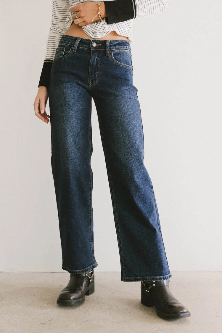 Straight legs denim in dark wash 