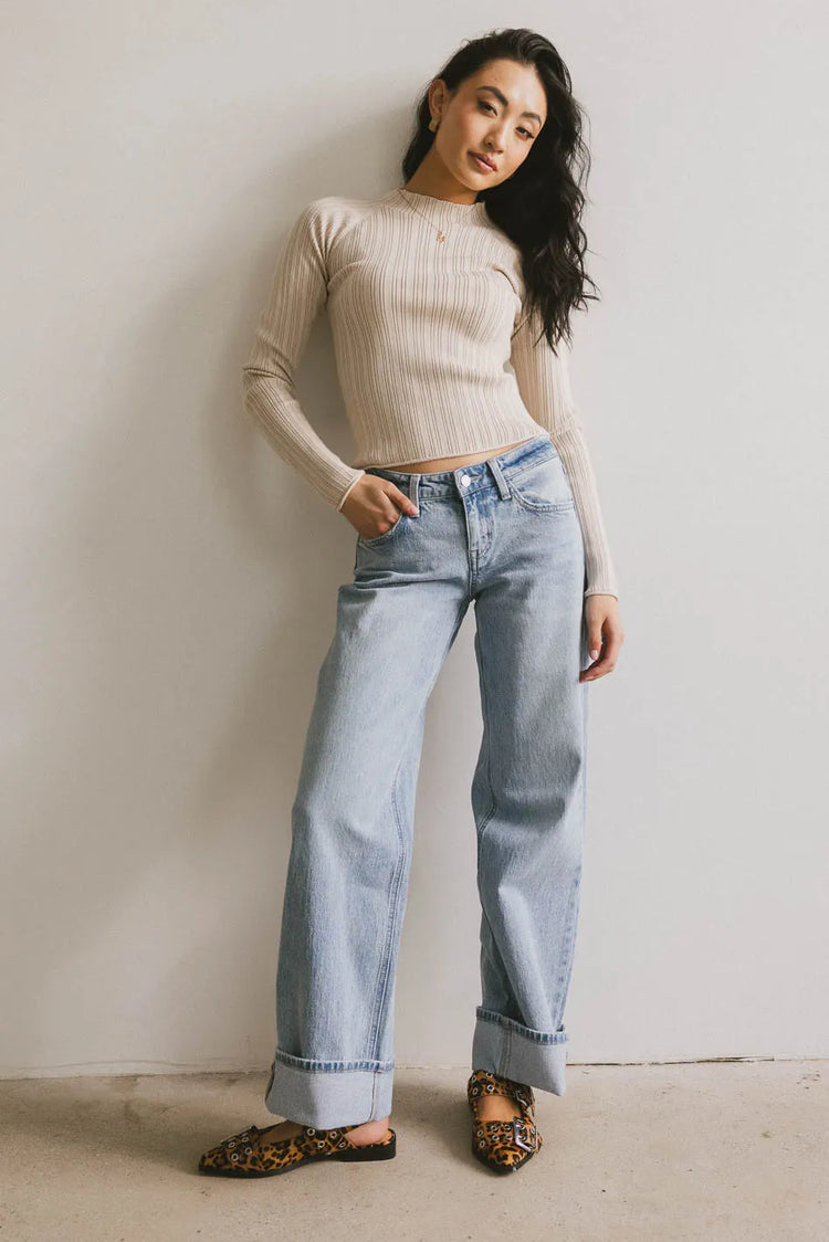 Straight legs denim in light wash 