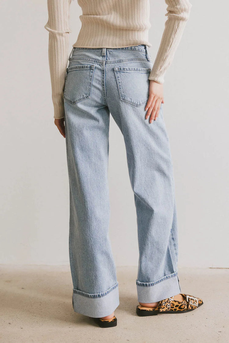 Two back pockets denim in light wash 