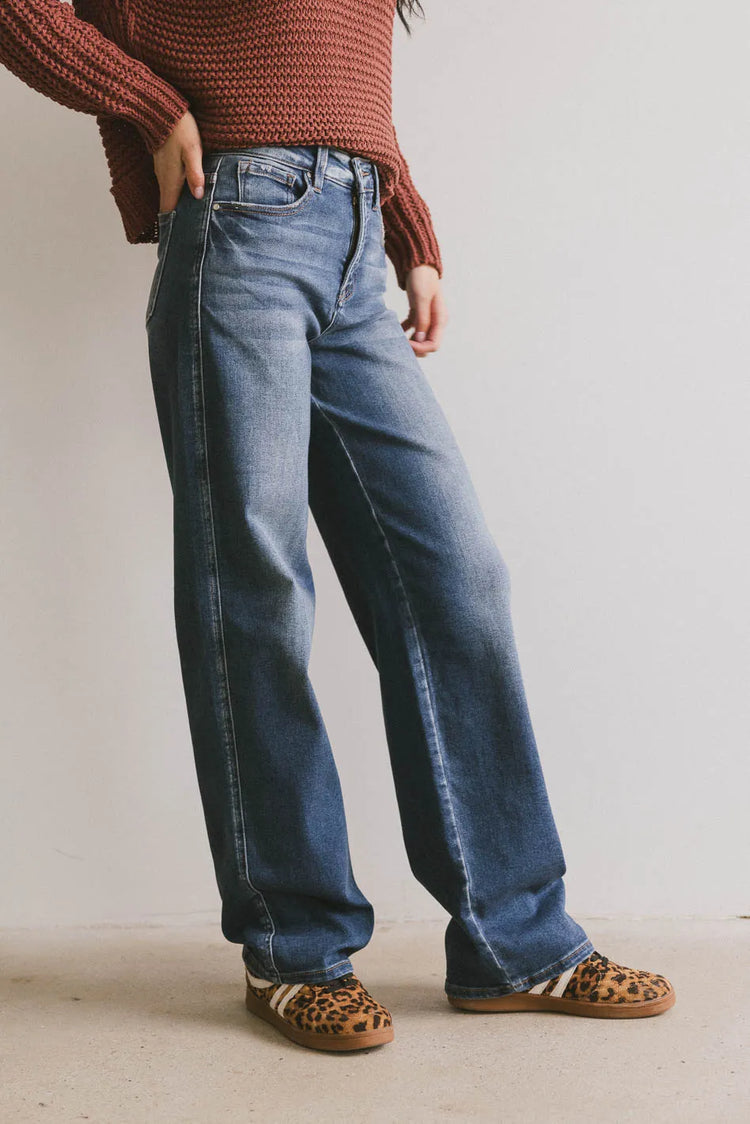 Straight legs denim in medium wash 