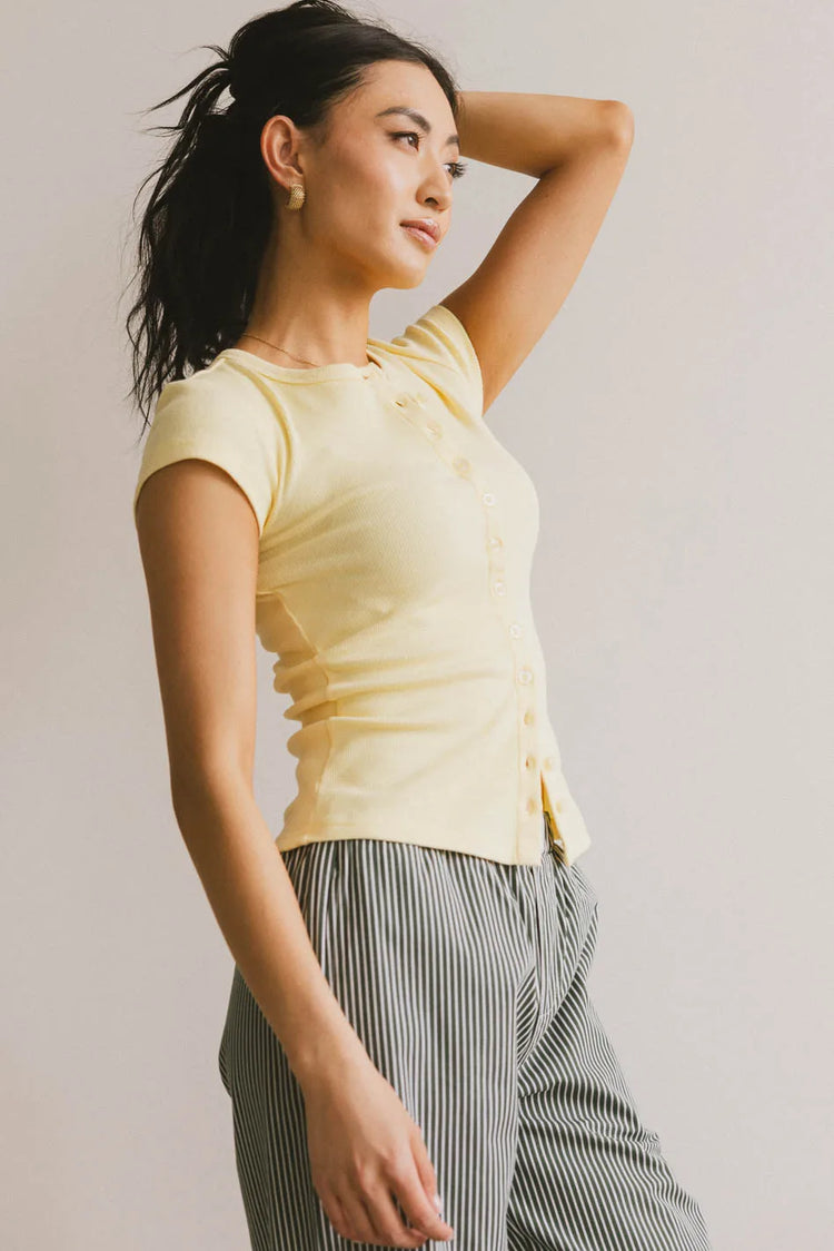 Short sleeves top in yellow 