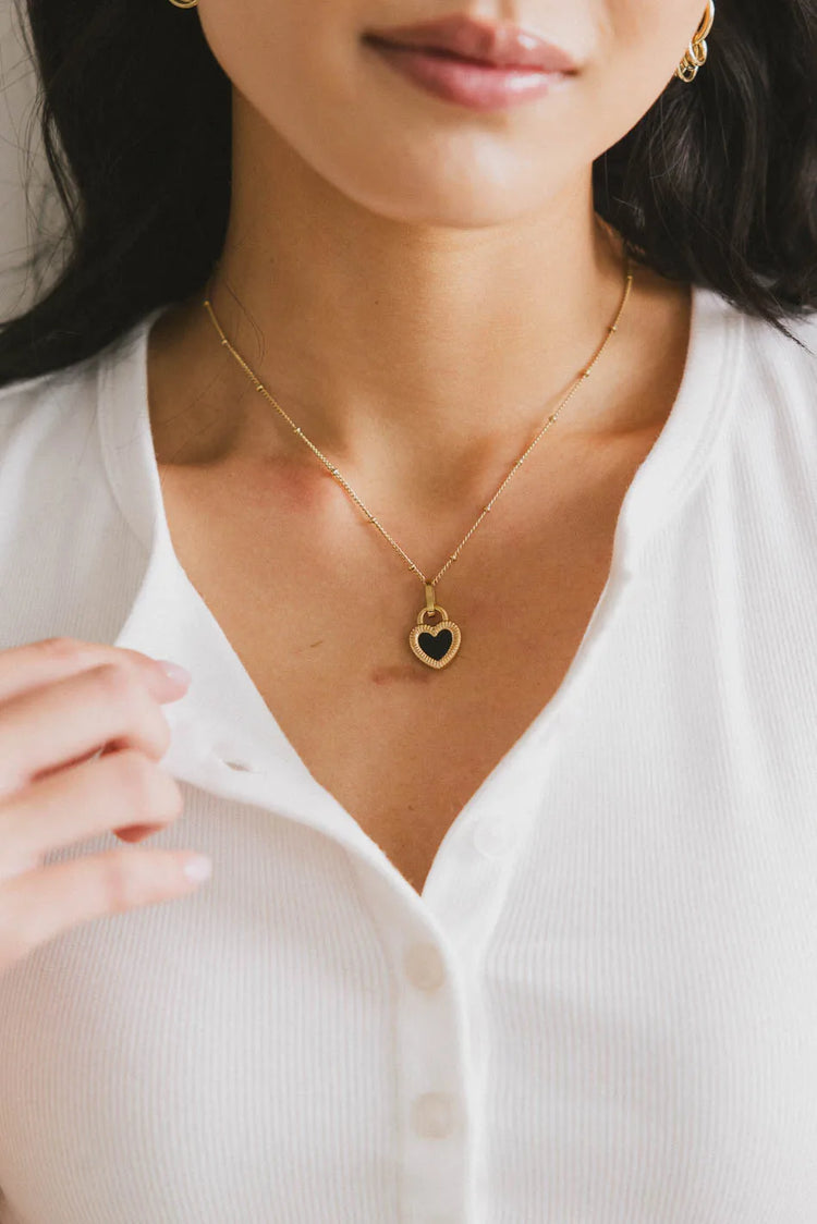 Black heart necklace in gold 