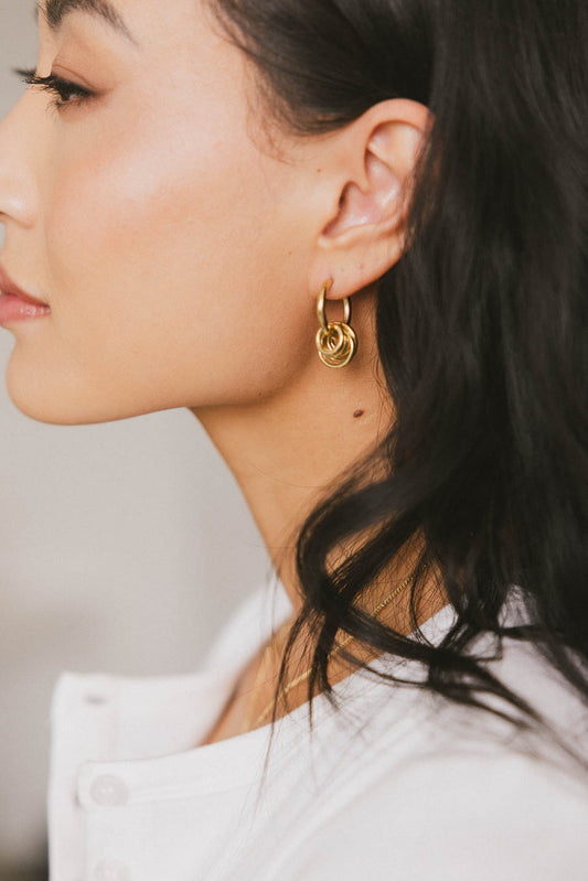 Earrings in gold with hanging hoops 