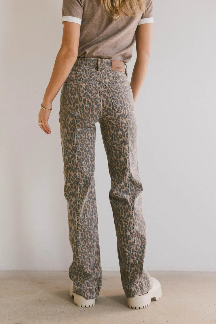 Two back pockets denim in leopard prints 