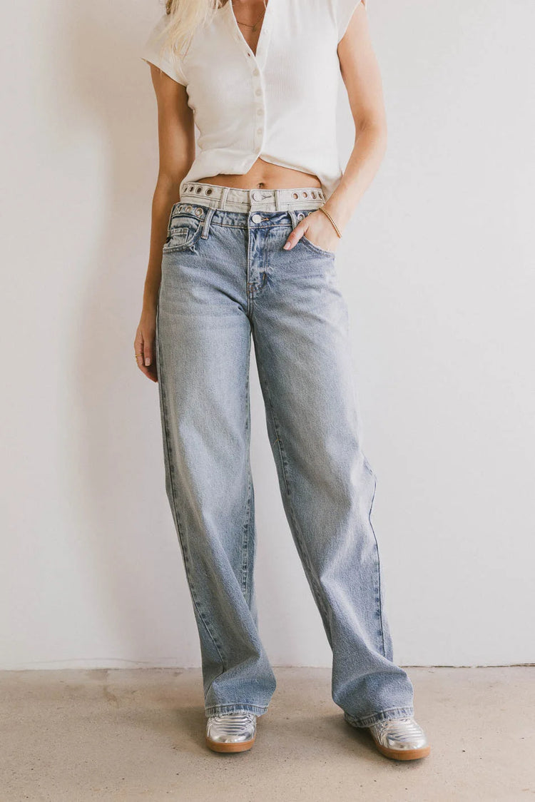 Straight legs denim in light wash 