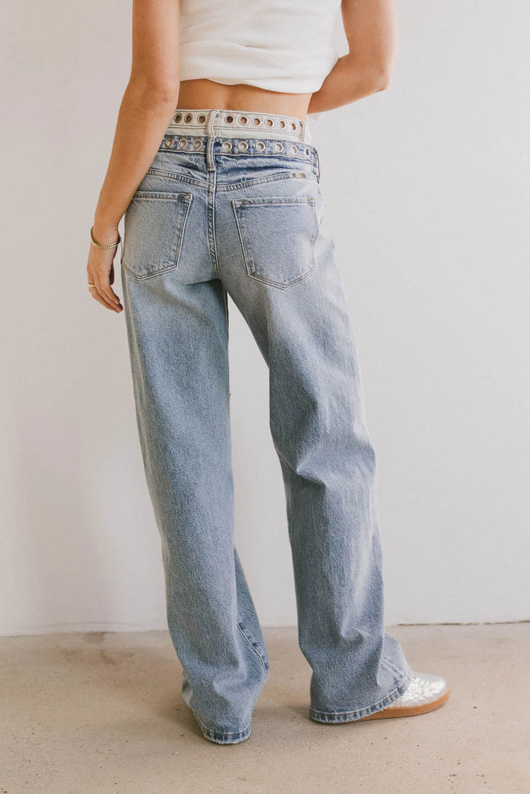 Two back pockets denim in light wash 