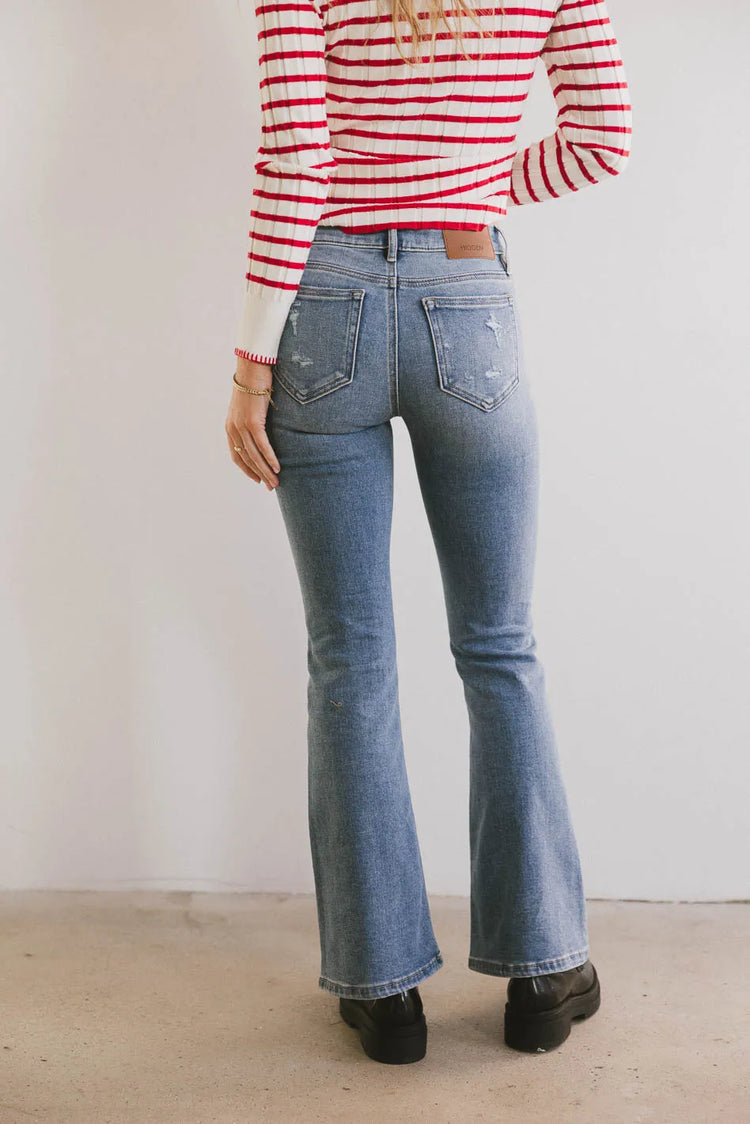 Two back pockets denim in medium wash 