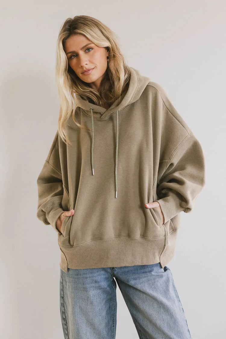 Two hand pockets hoodie in olive 