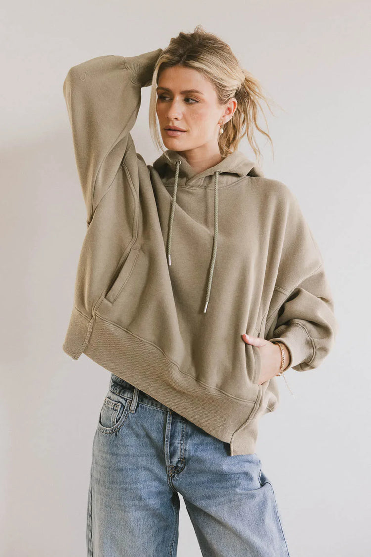 Two hand pockets hoodie in olive 