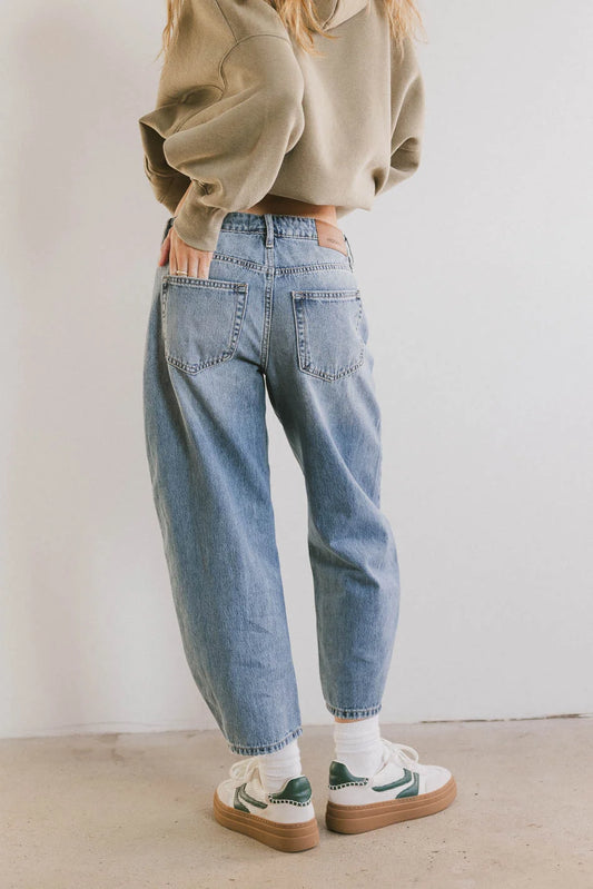 Two back pockets denim in medium wash 