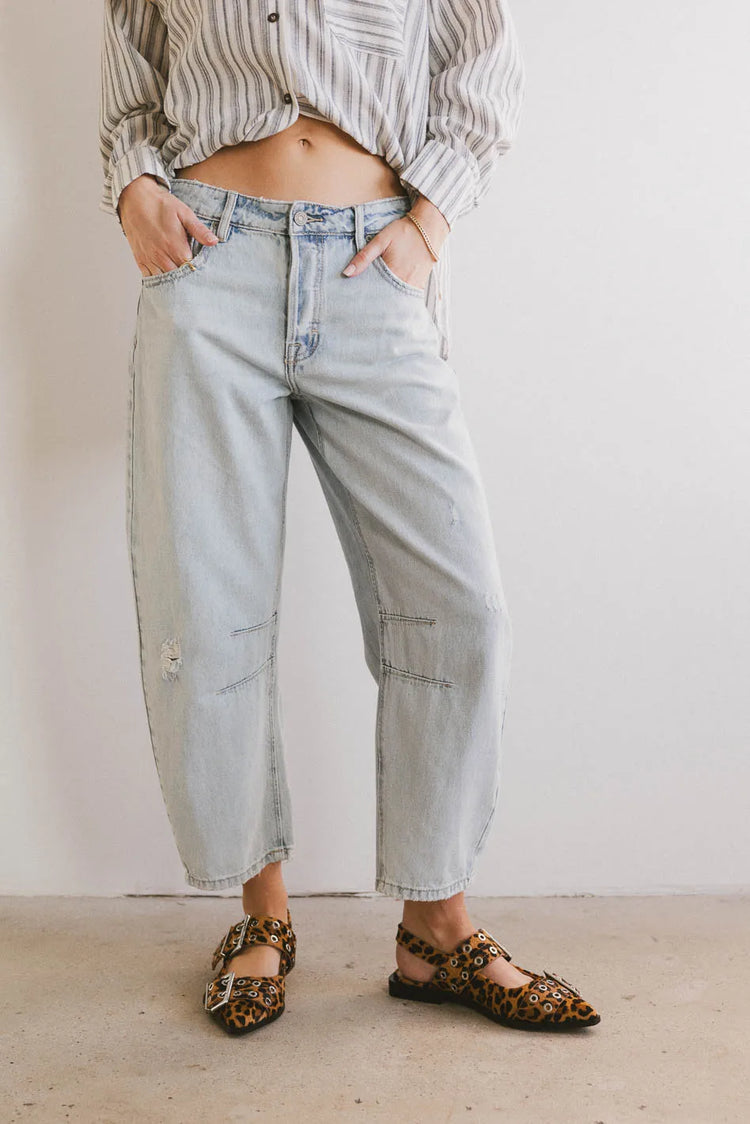 Two hand pockets denim in light wash 