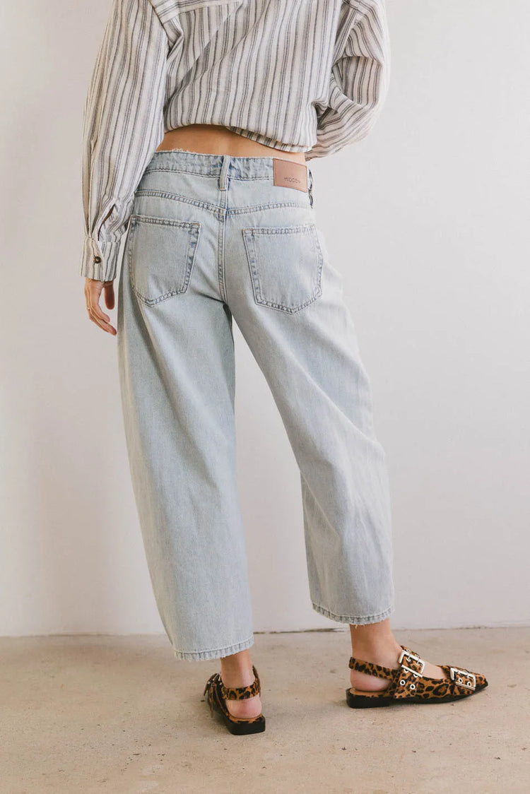 Two back pockets denim in light wash 