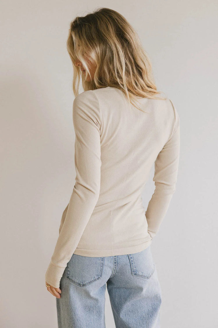 Plain color basic top in cream 