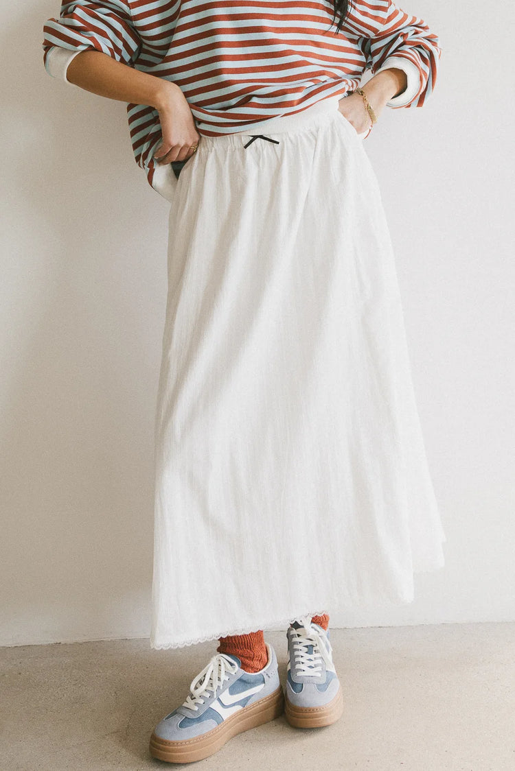 Elastic waist skirt in white 