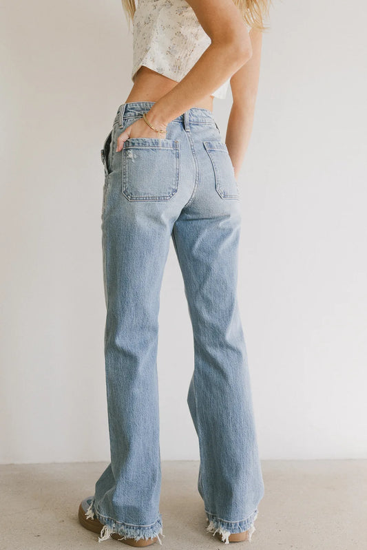 Two back pockets denim in light wash 