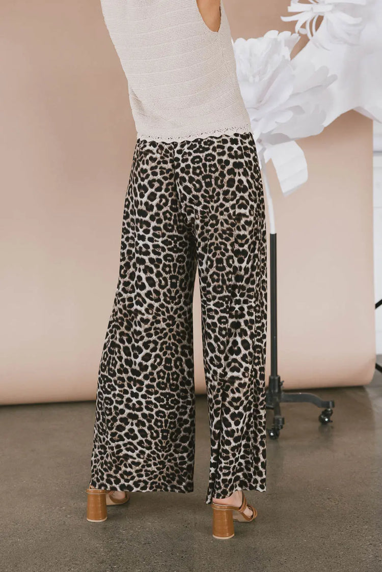 Plain color pants in leopard print 