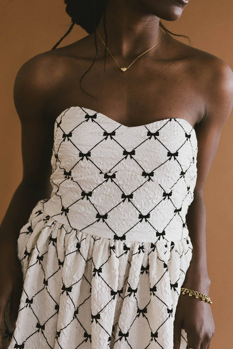 Sleeveless bow dress in cream 