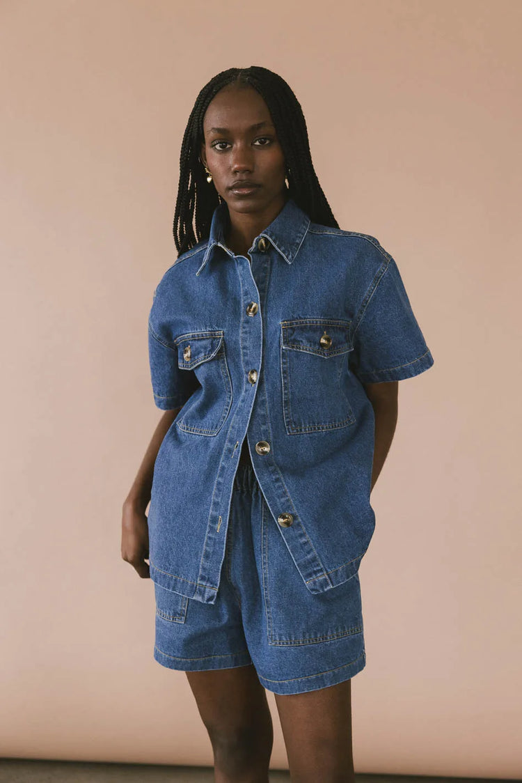 Two front pockets denim in medium wash 