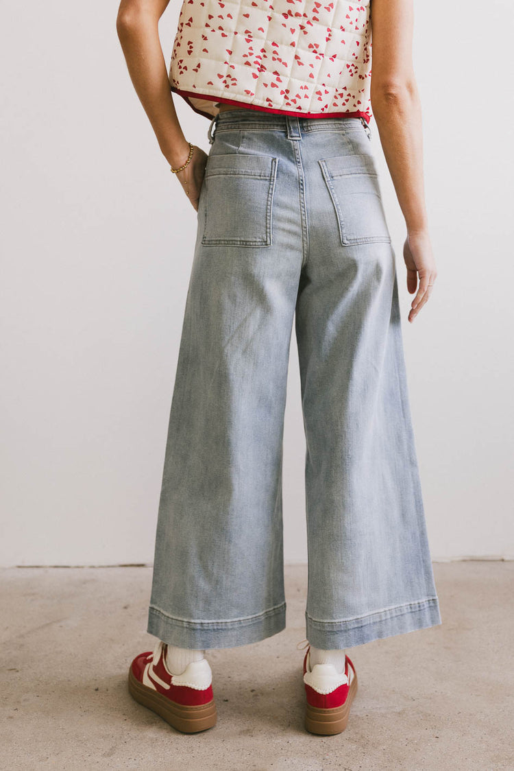 Two back pockets denim in light wash 