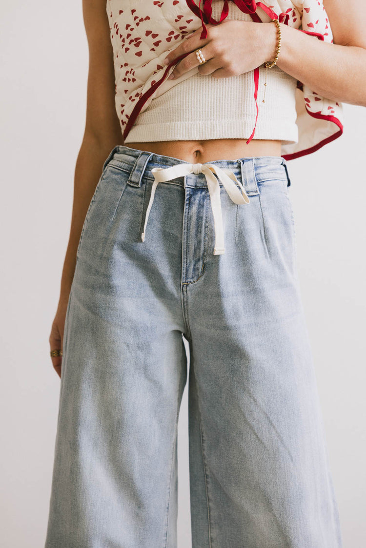 Adjustable waist straps denim in light wash 