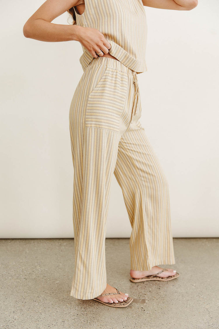 Woven pants in yellow 