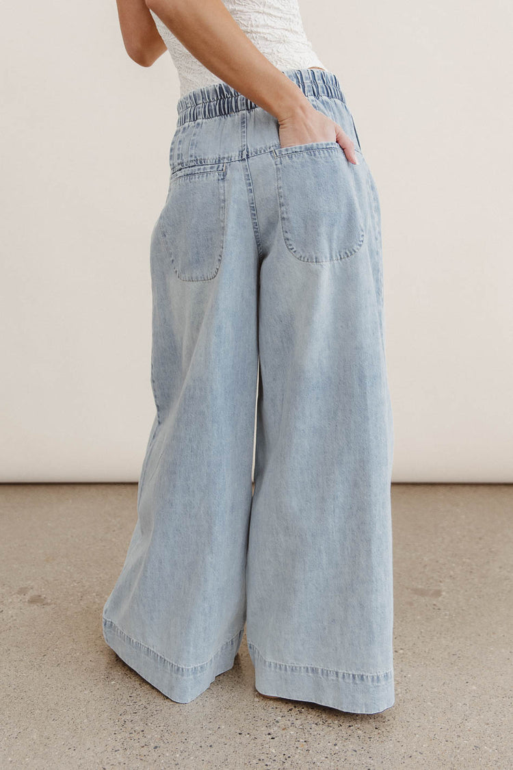 Two back pockets denim in light wash 