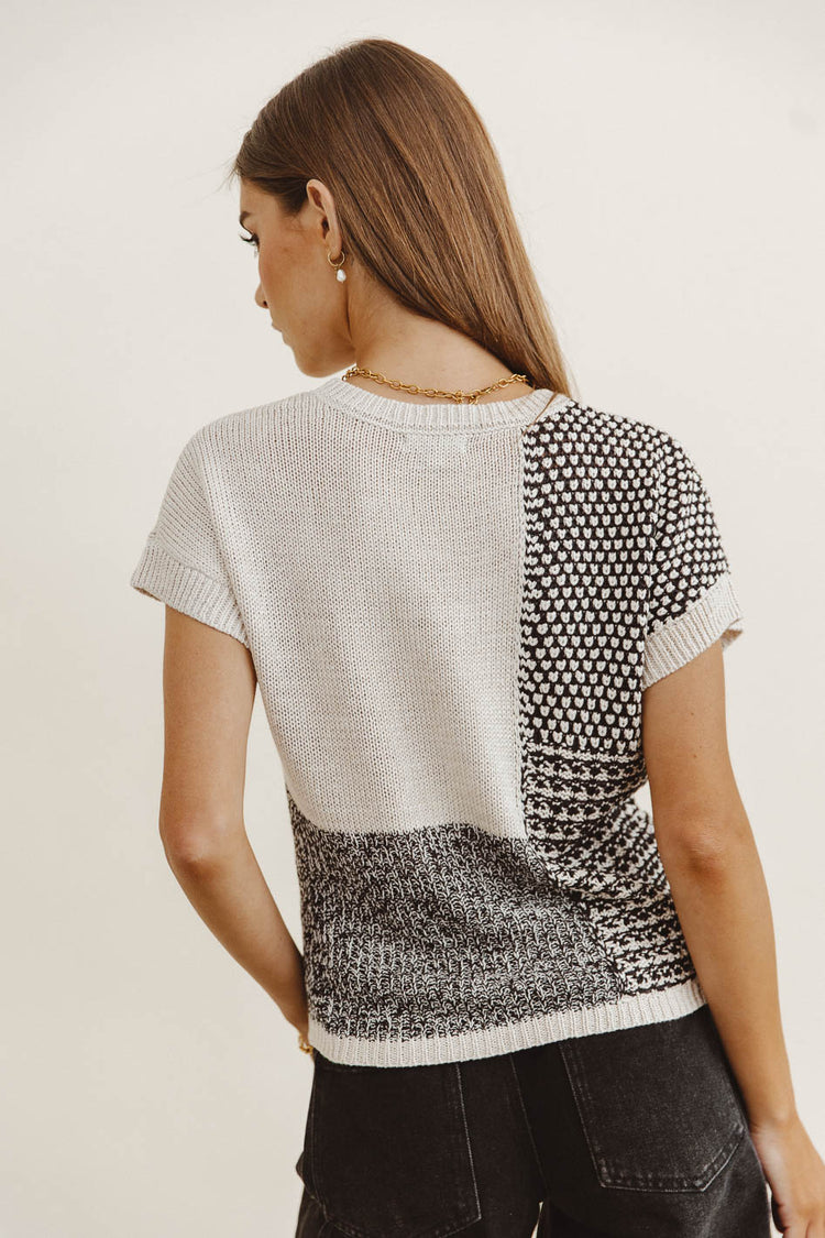 Block color top in black and white 