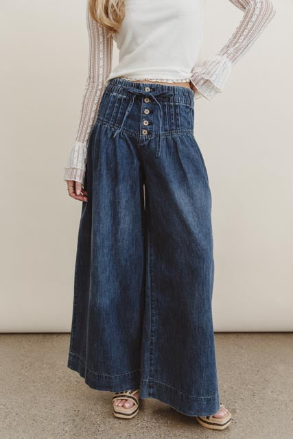 Wide legs pants in dark denim 