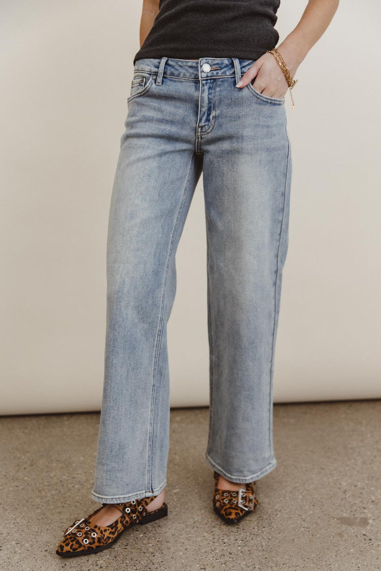 Straight legs denim in medium wash 