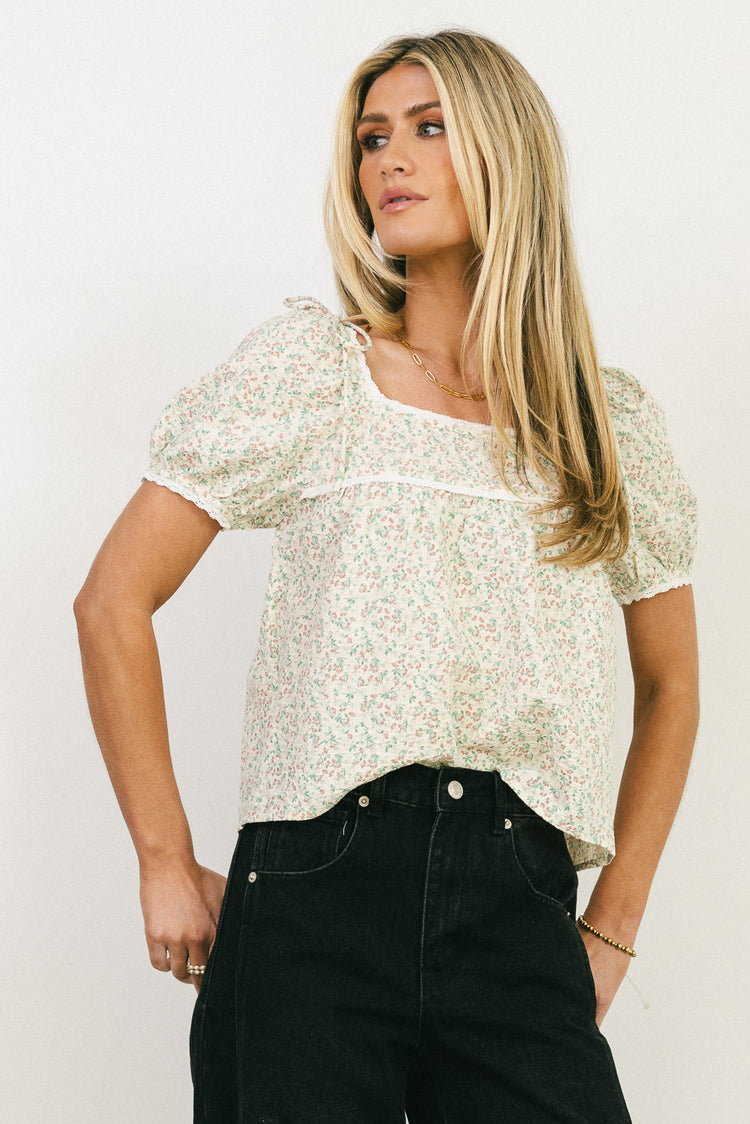 tiny lace on short sleeves 