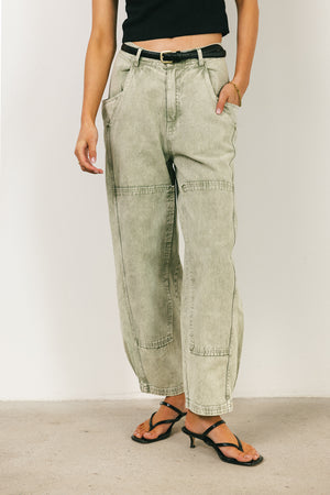 Angela Barrel Jeans in Olive