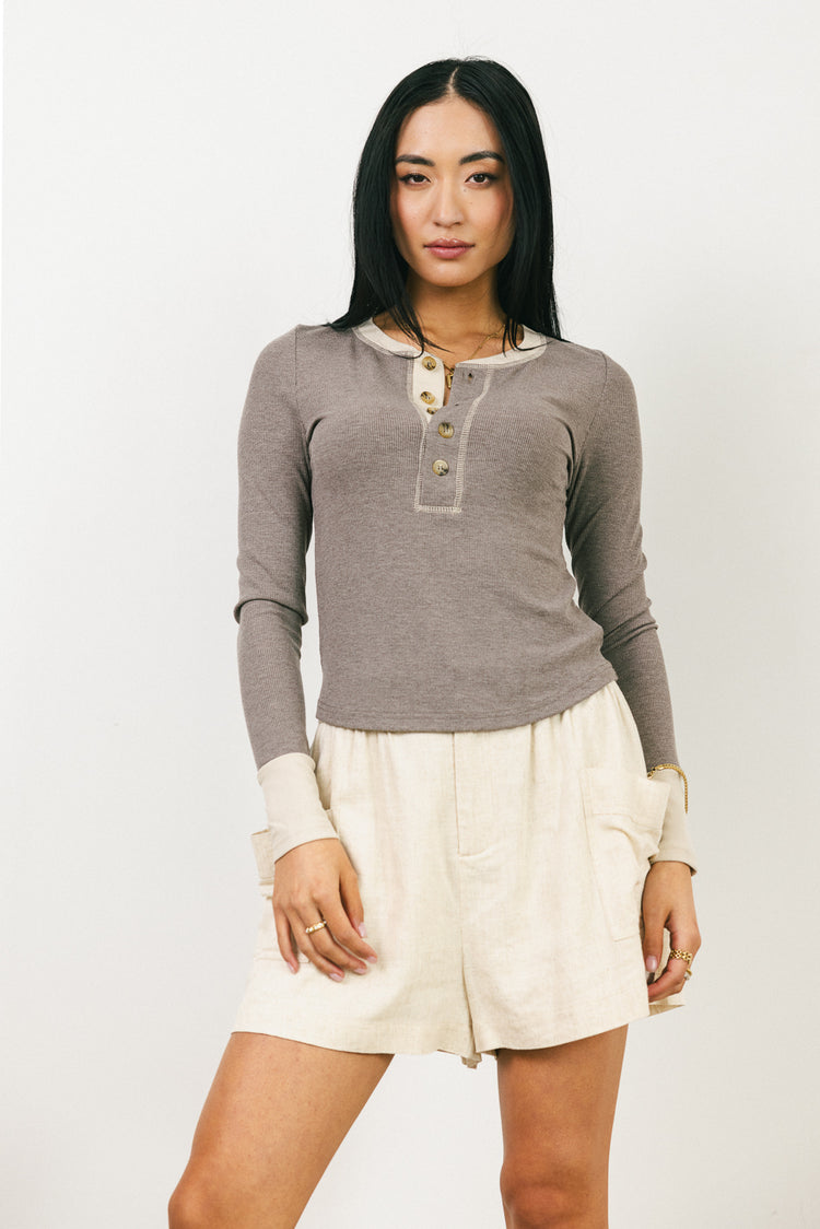 Round neck top in brown 