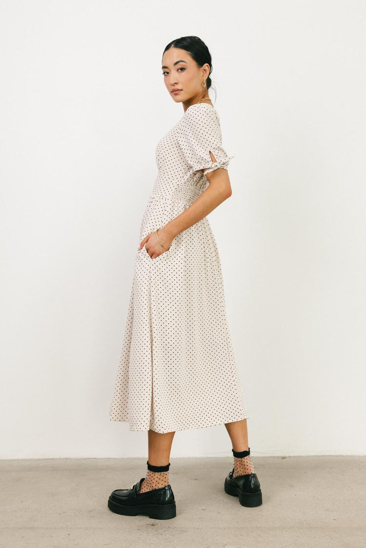 Two hand pockets dress in cream 