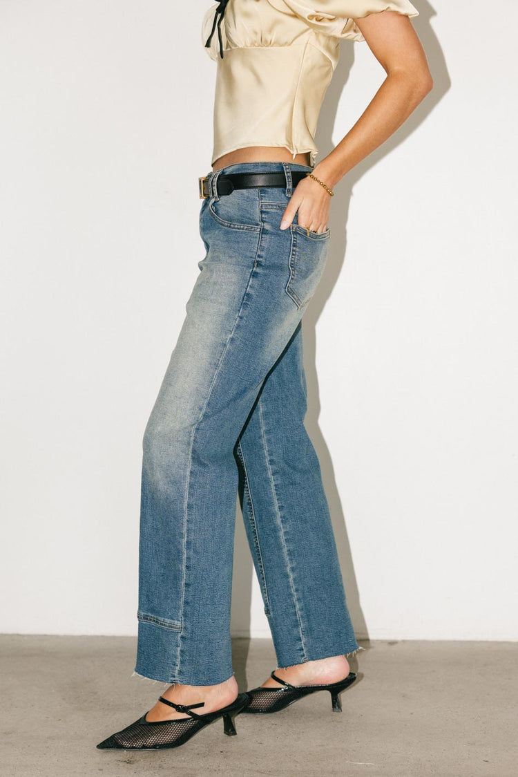 Straight legs denim in medium wash 