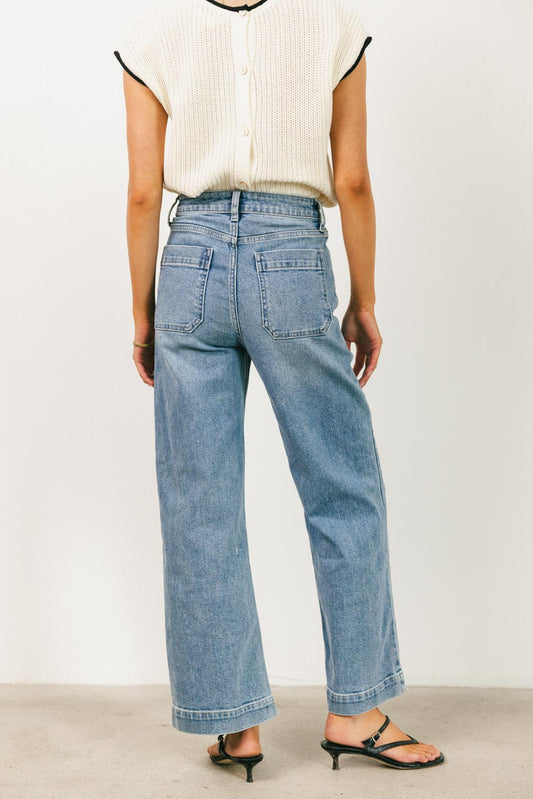 Two back pockets denim in medium wash 