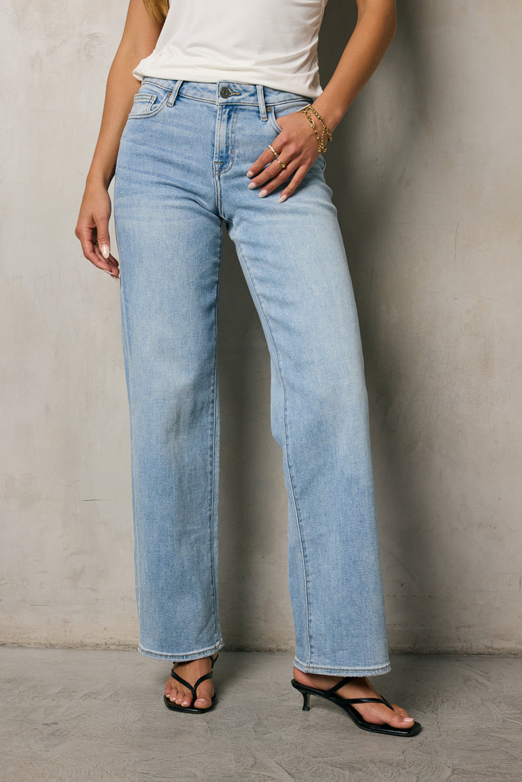 STRAIGHT LEG DENIM IN LIGNT WASH 