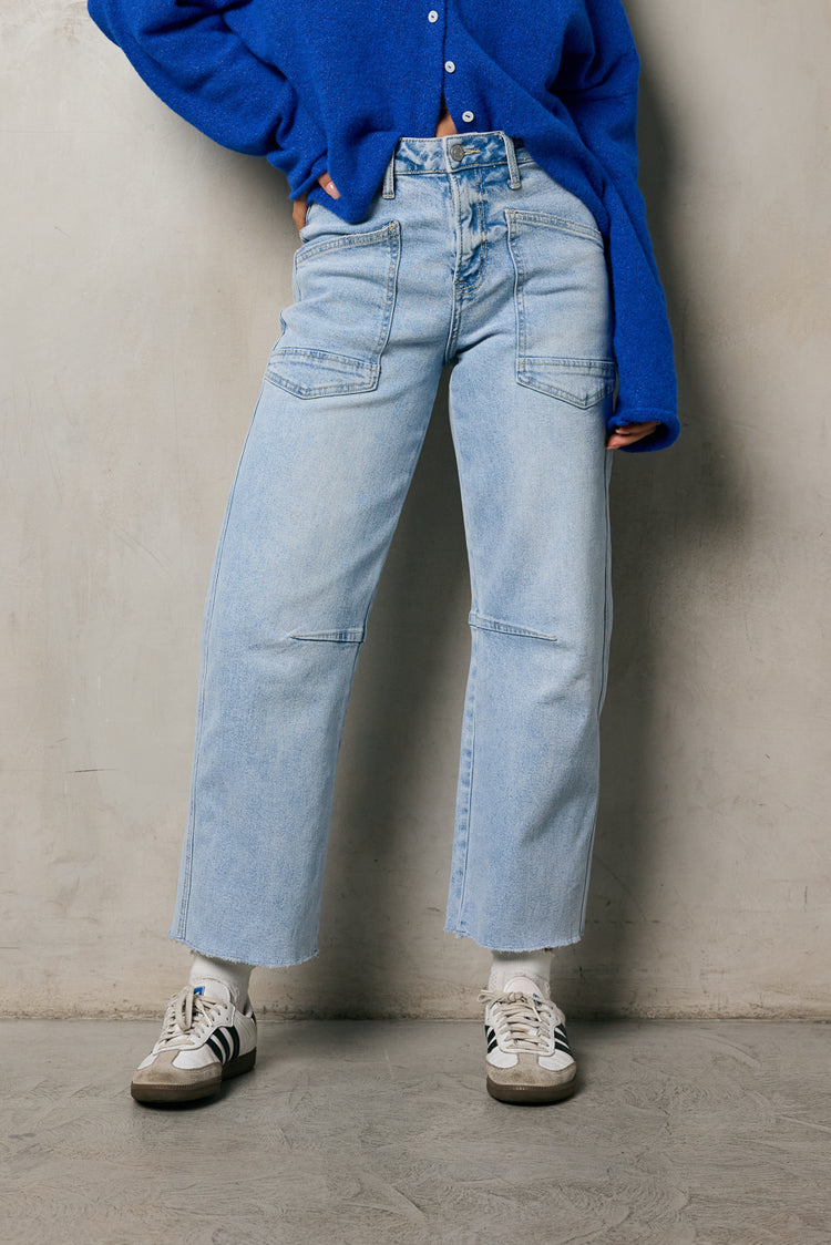 barrel jeans with big pocket details