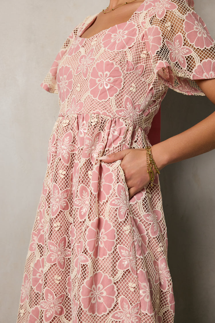 embroiderd dress in pink with pockets