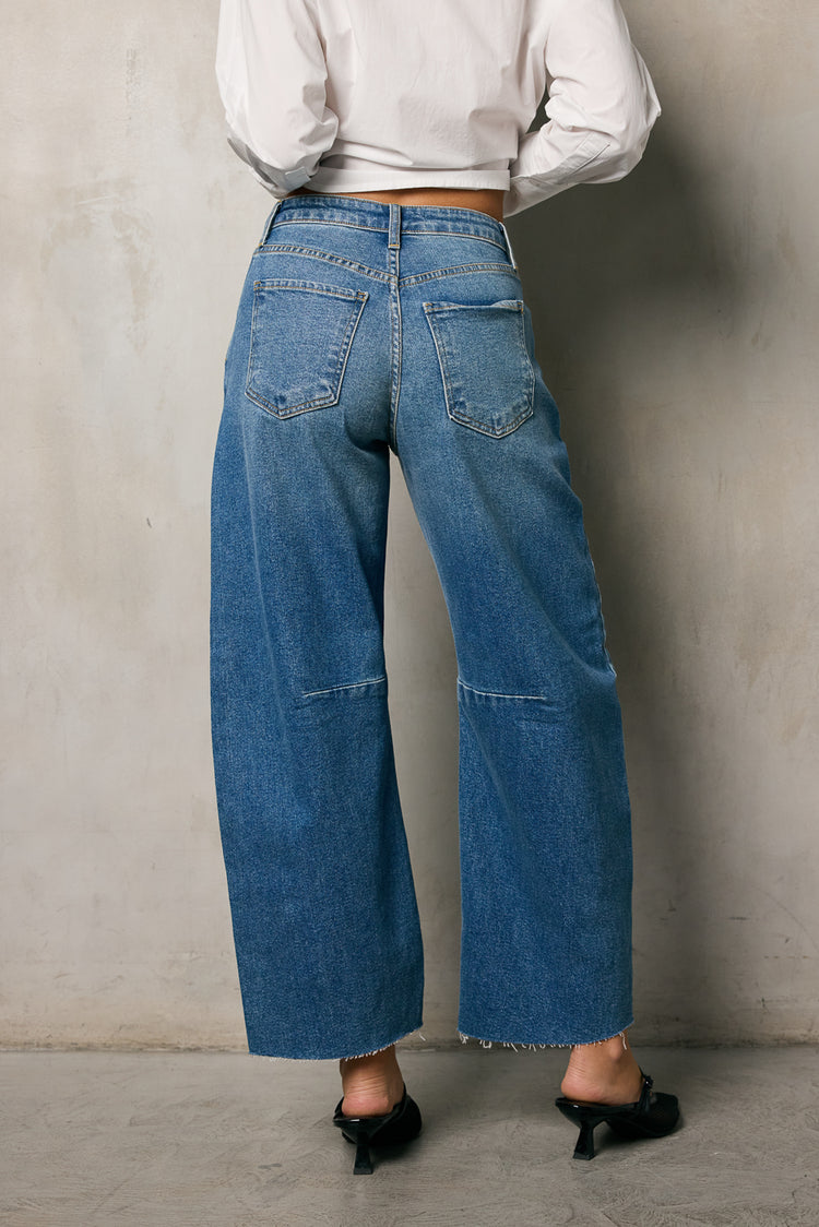 MEDIUM WASH BARREL JEANS