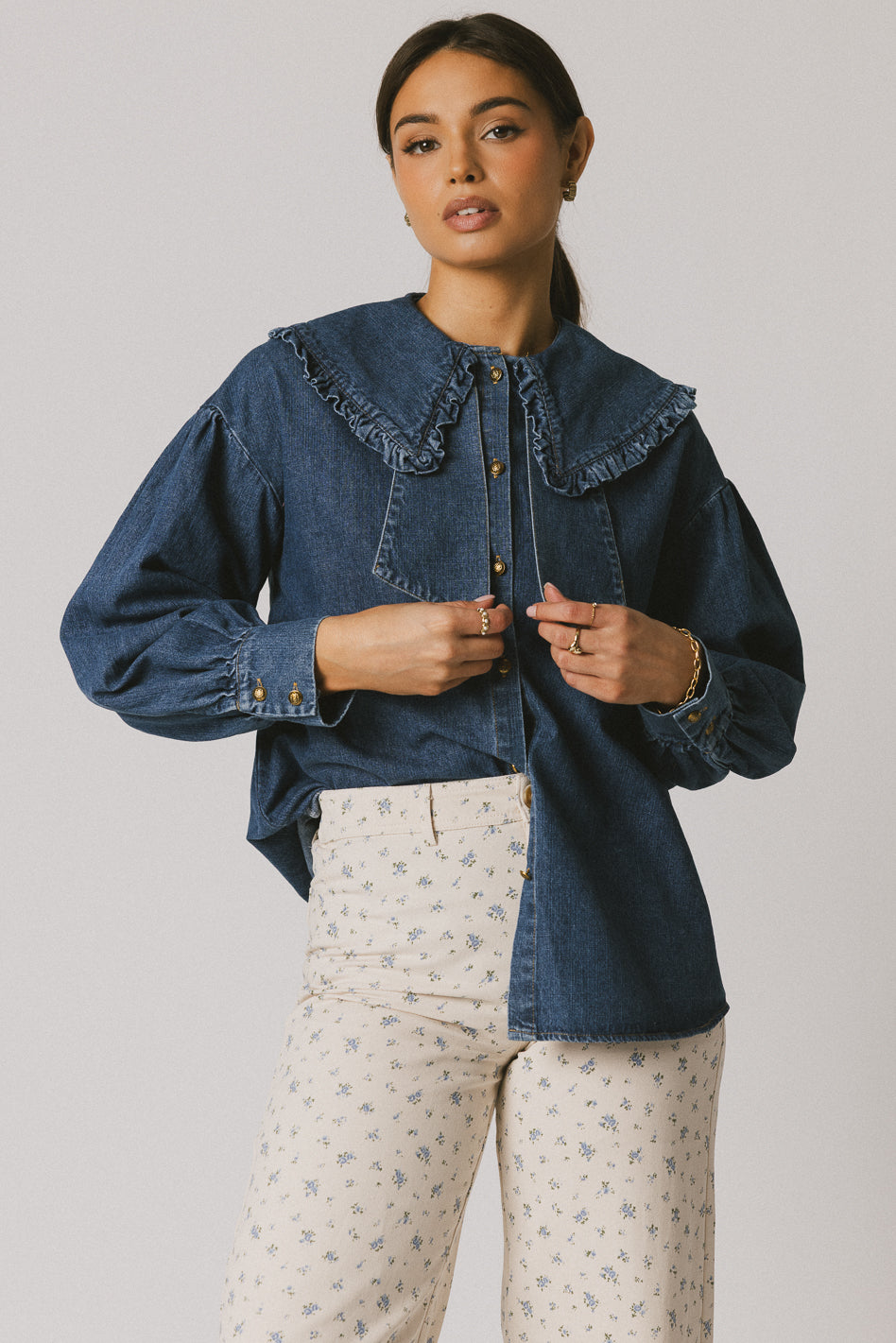 COLLARED BUTTON UP 
