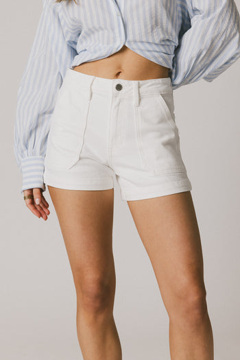 DOUBLE POCKETS ON WHITE SHORTS