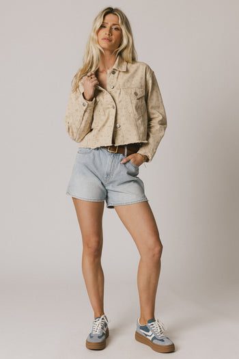 LIGHT WASH DENIM SHORTS 