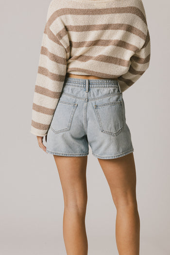 BACK POCKETS ON DENIM SHORTS